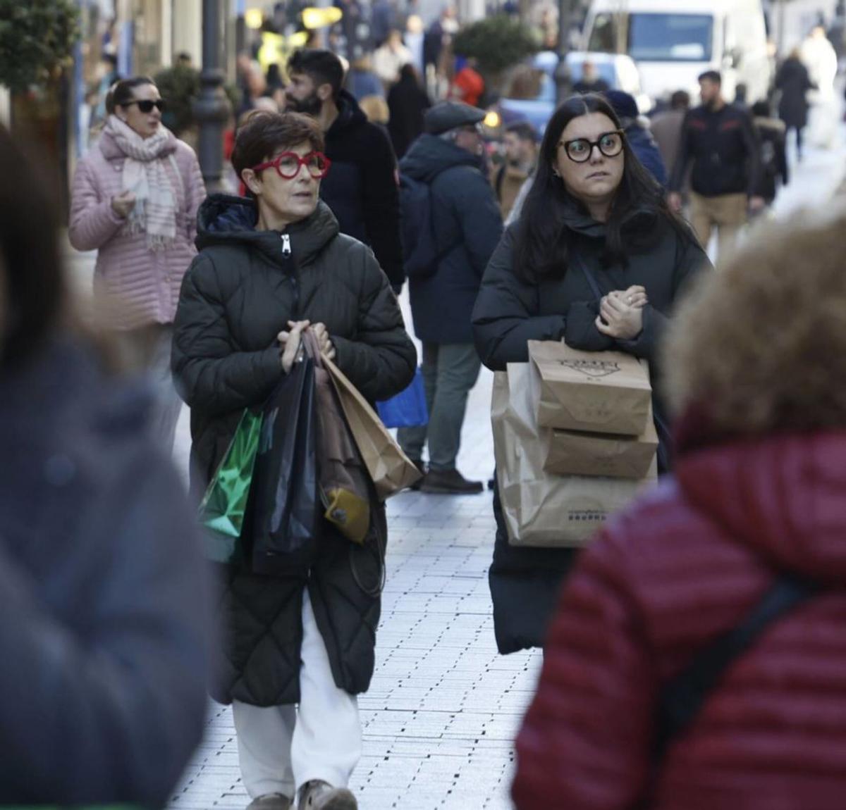 Ambiente de compras ayer en el centro de Avilés. | LUISMA MURIAS