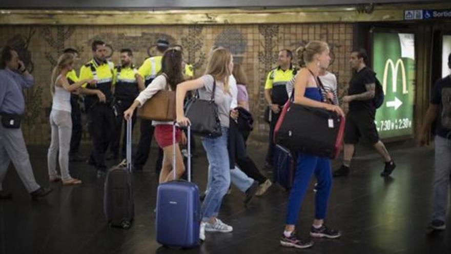 Una pasajera del Metro encuentra y devuelve una bolsa con 8.500 euros