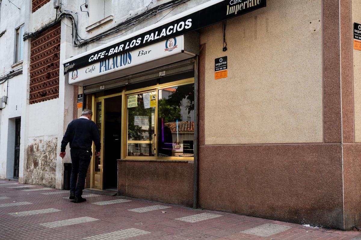 Fachada de Los Palacios, un punto de reunión en Llopis Ivorra.