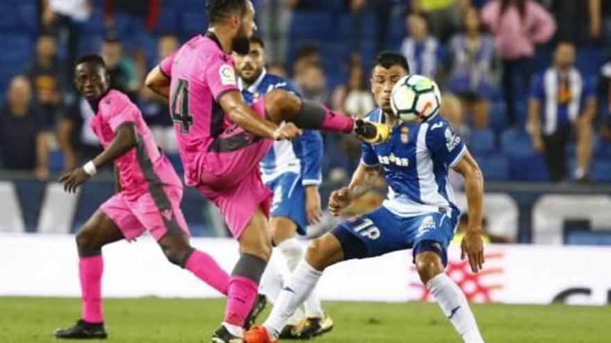 Ivi fue el jugador más destacado en el ataque del Levante UD, que ayer estrenó en Cornellá su equipación rosa.