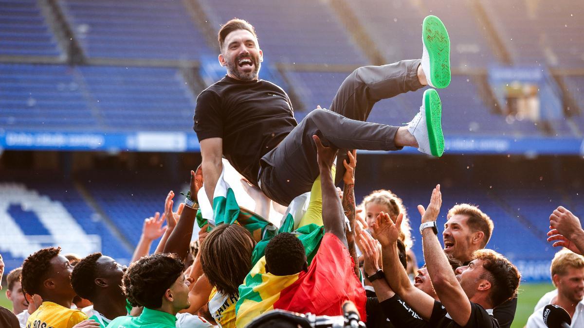 Los jugadores del Elche se la lían a Eder Sarabia en plena rueda de prensa