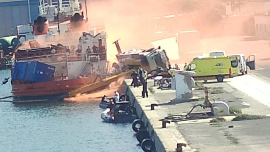 Herido leve tras volcar una grúa en el muelle de la Curra de Cartagena