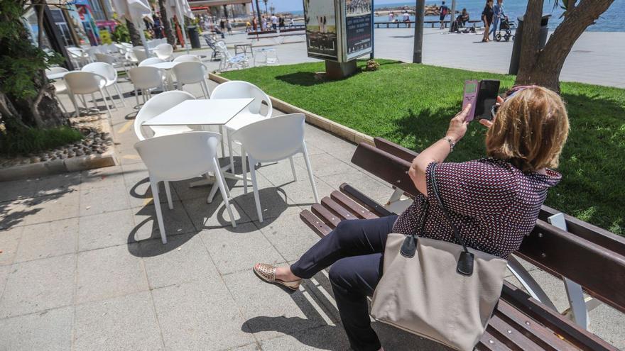 Las sillas y la mesas de las terrazas del paseo marítimo de Juan Aparicio cercan los espacios de dominio público de los peatones.  | TONY SEVILLA