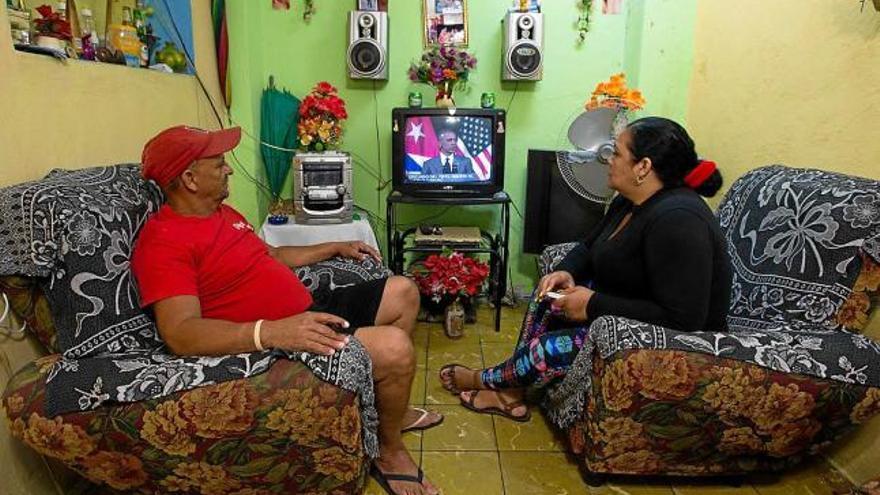 Dos cubans segueixen des de casa seva l&#039;al·locució d&#039;Obama, que va ser televisada a tota l&#039;illa