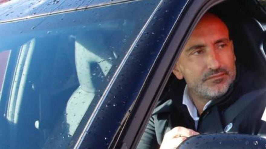 Abelardo, tras su despido, a su salida de Mareo. | Á. G.