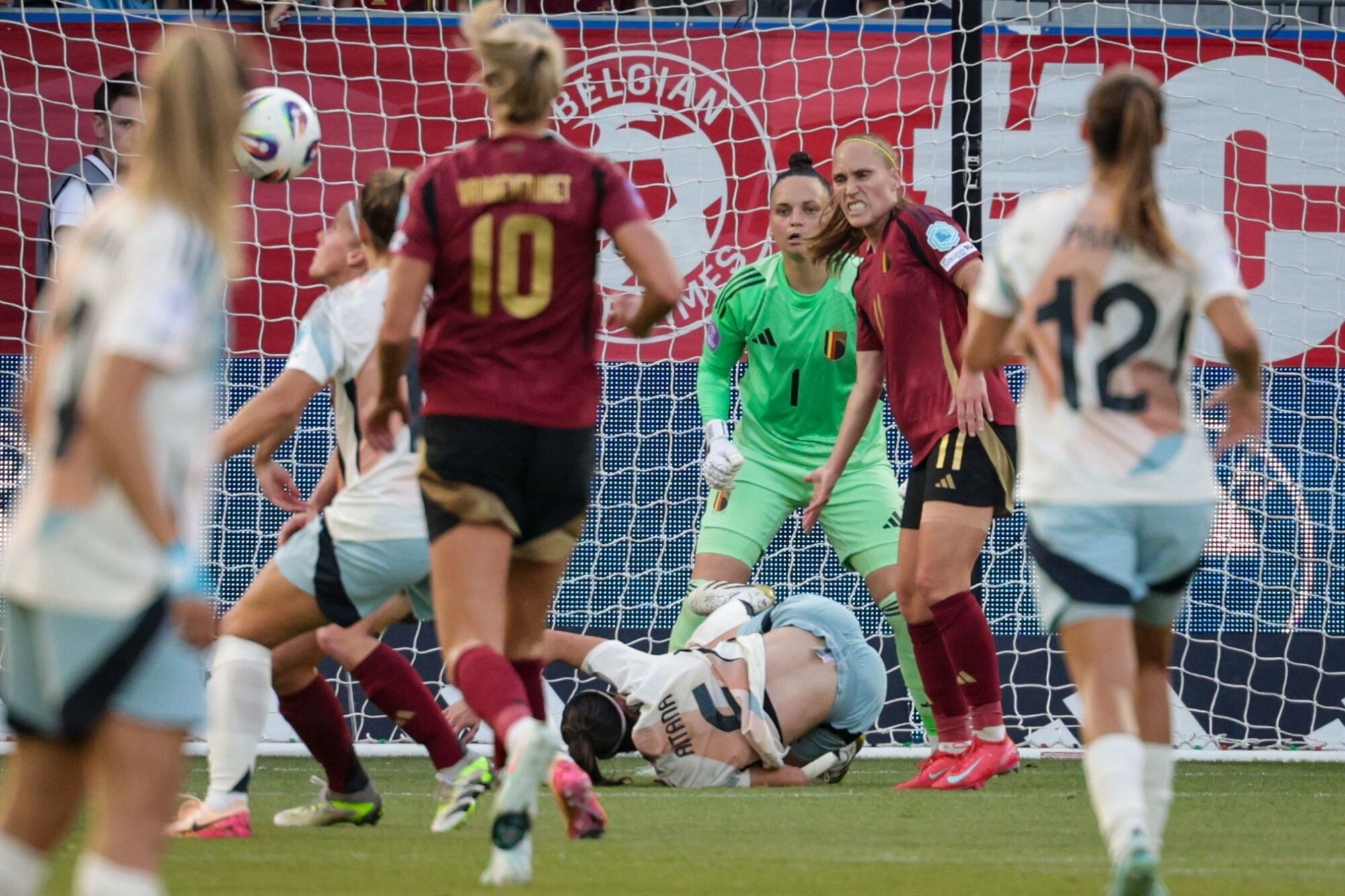 Leuven (Belgium), 30/05/2025.- Goalkeeper Nicky Evrard of Belgium in action during the UEFA Women's Nations League match between Belgium and Spain in Leuven, Belgium, 30 May 2025. (Bélgica, España) EFE/EPA/OLIVIER MATTHYS