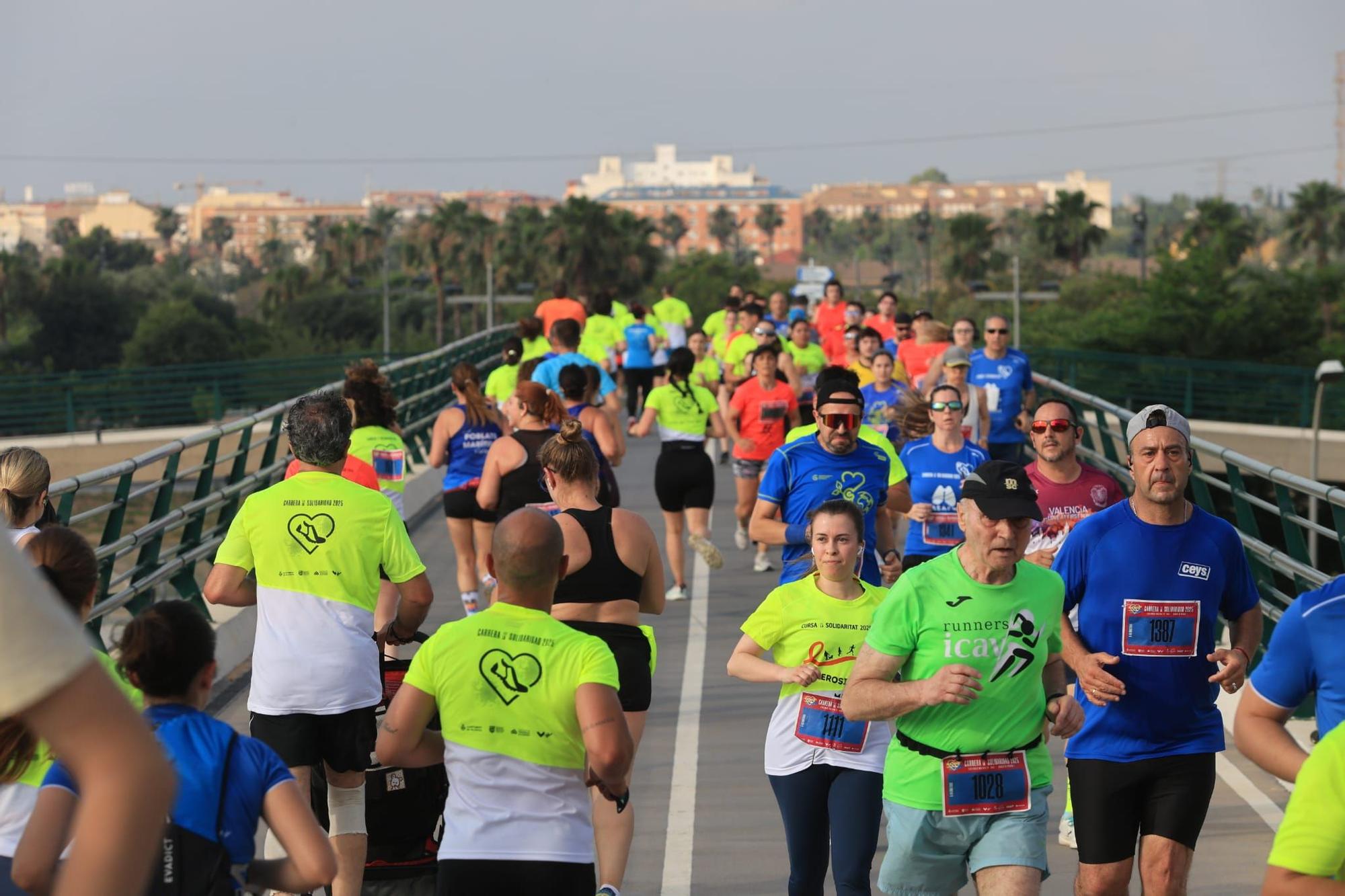 Búscate en la Carrera de la Solidaridad de València: así ha sido el paso por un puente mítico de la ciudad
