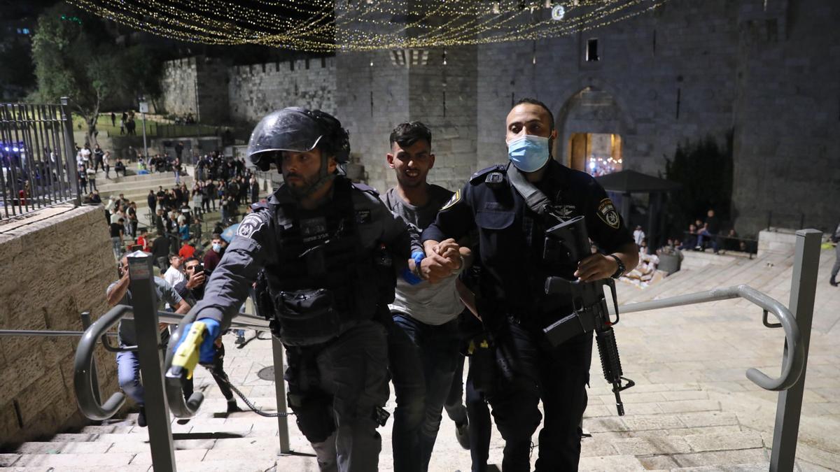 Soldados israelís se llevan a un detenido en Jerusalén este.