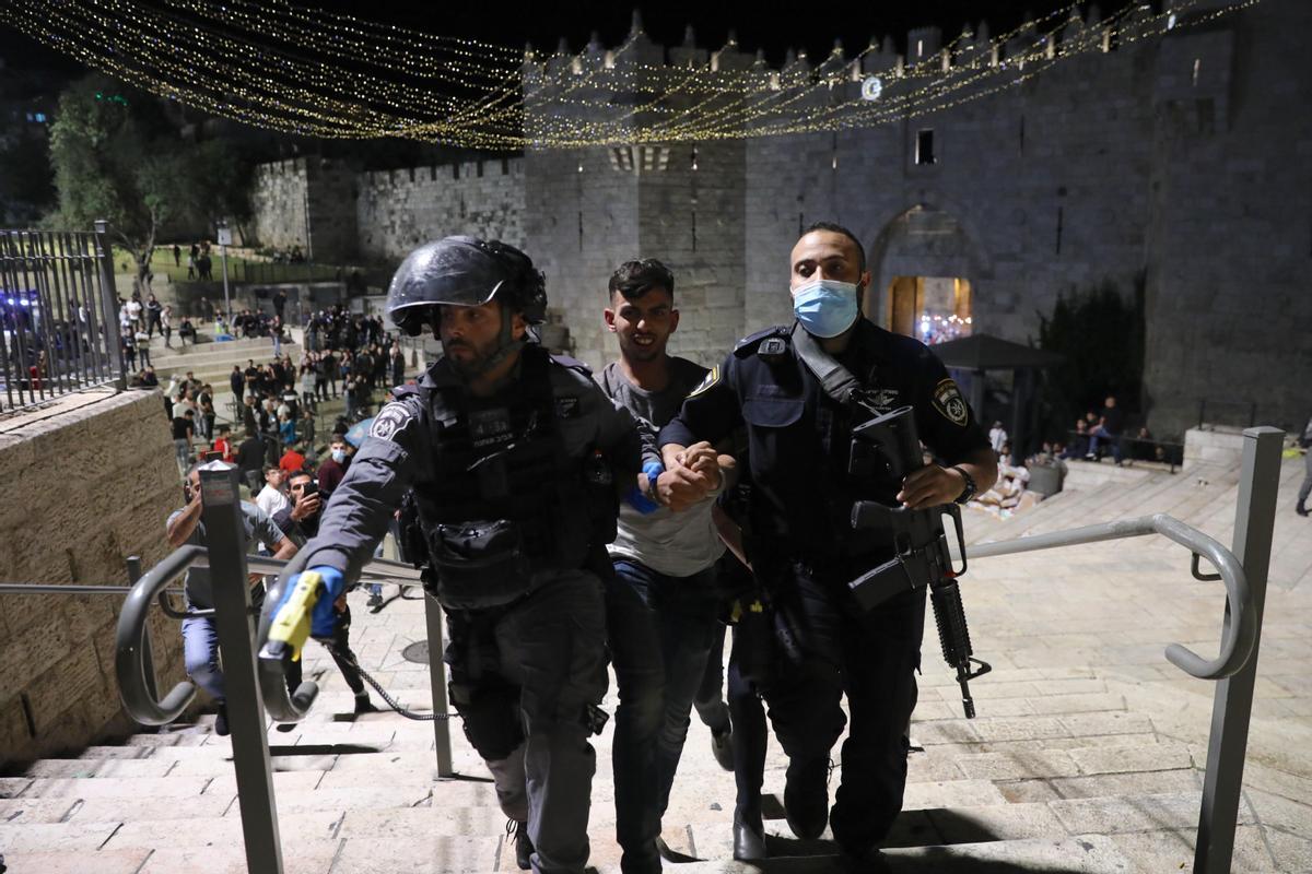 Más de 200 palestinos heridos en enfrentamientos con israelís en Jerusalén. En la imagen, soldados israelís se llevan a un detenido en Jerusalén este.