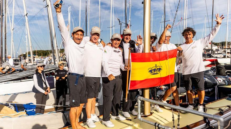 El Bribón, con el Rey Juan Carlos, consigue su tercer título mundial de la clase 6 Metros en la Isla de Wight