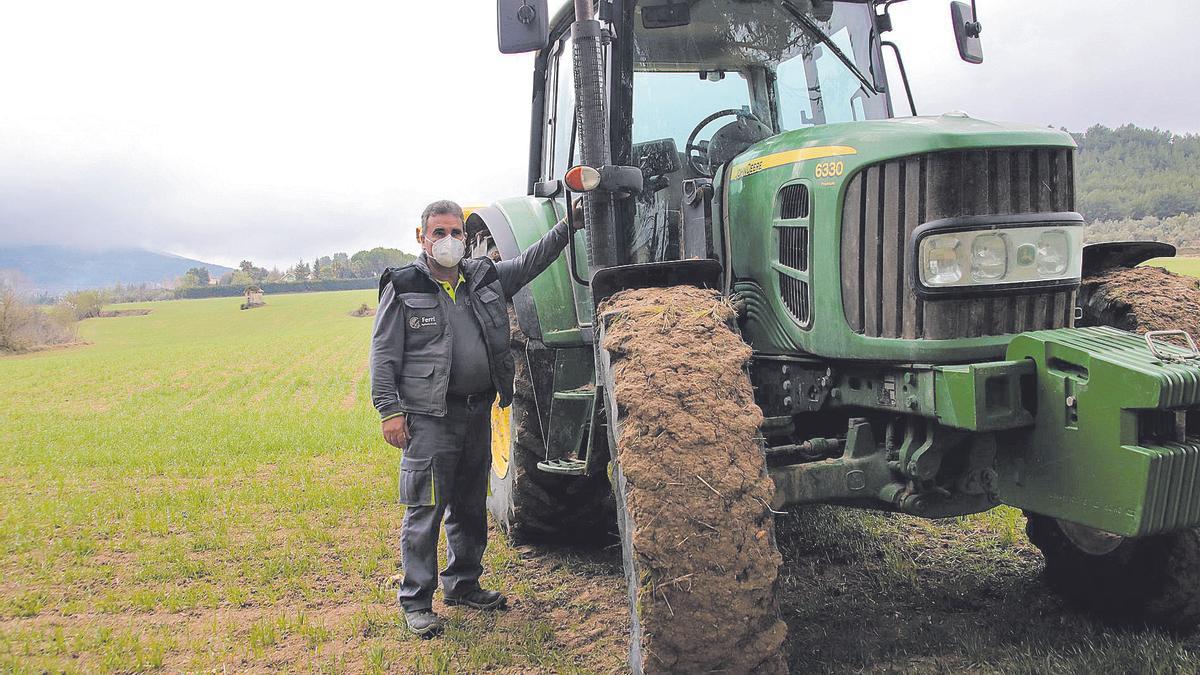 Ricardo Ferri, en un campo de trigo sembrado recientemente.