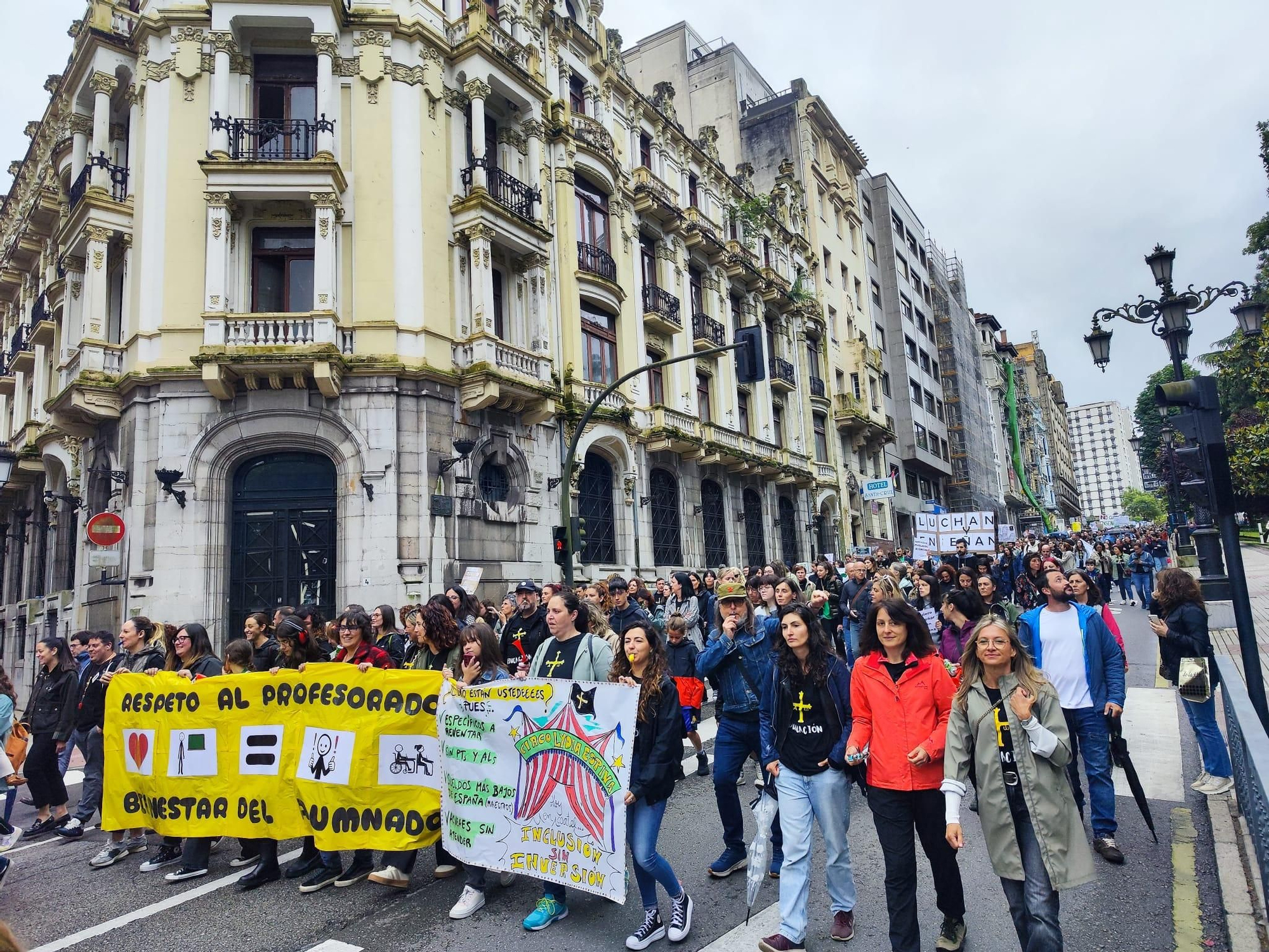 EN IMÁGENES: una gran columna de profesores ataviesa Oviedo para pedir soluciones tras la dimisión de Lydia Espina