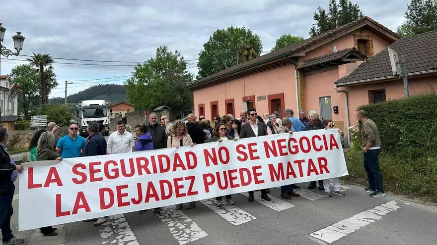 Protesta de los vecinos de San Cucao (Llanera) por el tráfico