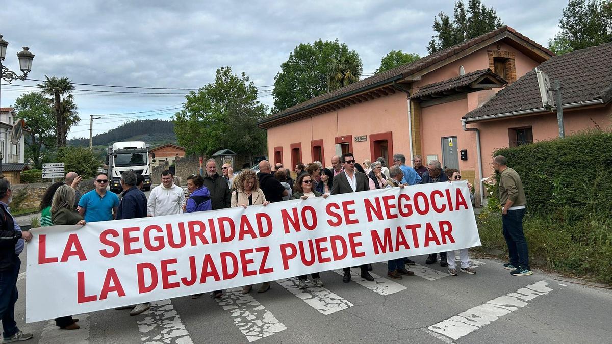 Protesta de los vecinos de San Cucao (Llanera) por el tráfico
