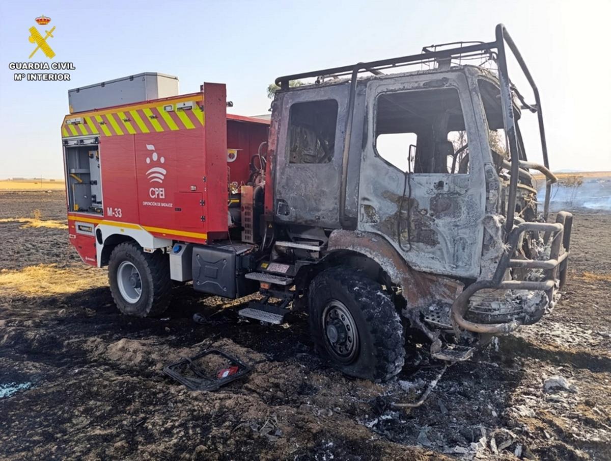 Camión de bomberos al que alcanzaron las llamas.