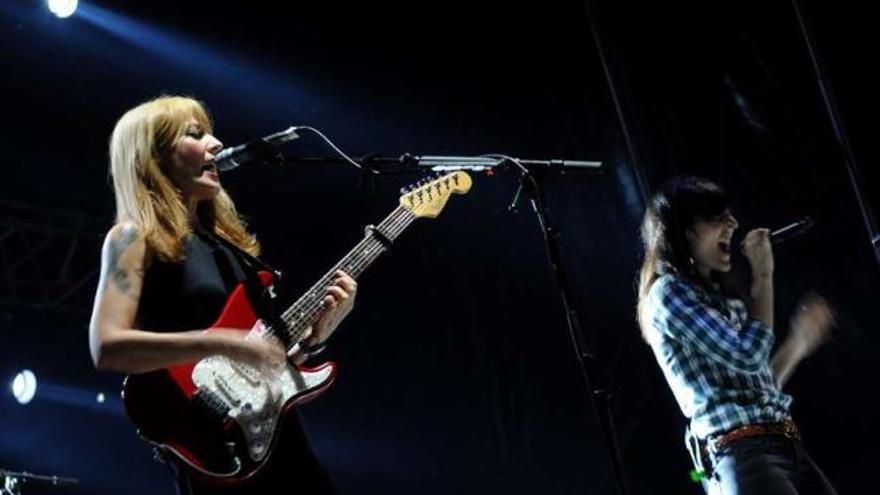 Amparo Llanos, a la guitarra, junto a su hermana, Cristina, en la Festa do Albariño 2011.  // Iñaki Abella