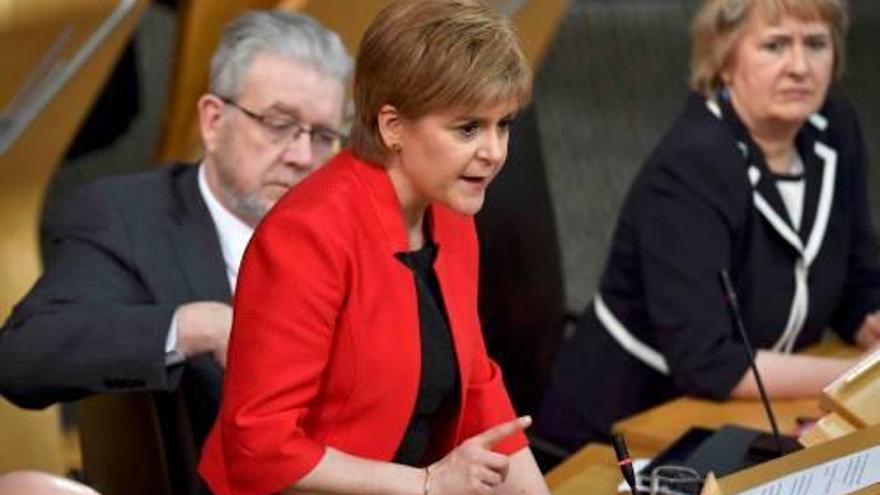 Sturgeon, dirigint-se al Parlament escocès.