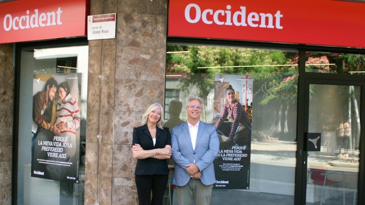 Pedro García y Àngels Rodríguez frente a la nueva oficina de Occident en Sant Adrià de Besòs