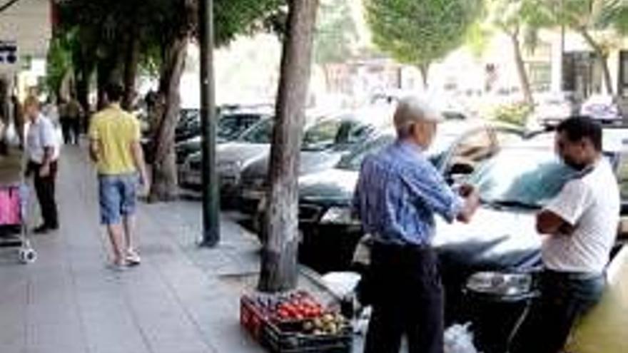 Media docena de familias copan el negocio de la venta ilegal de fruta en las calles