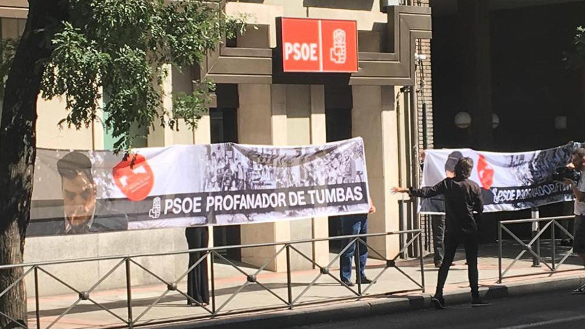 Despliegan ante la sede del PSOE en Ferraz dos pancartas contra la exhumación de Franco