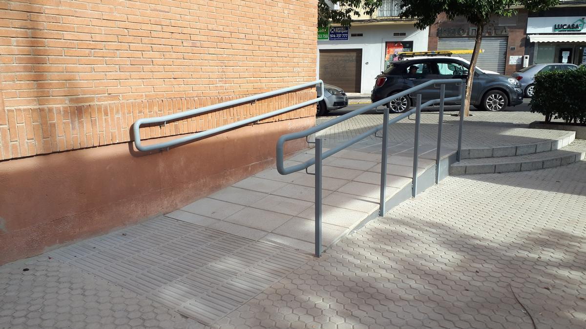 Resultado de la obra de accesibilidad en una de las rampas de la plaza de Santa Marta.