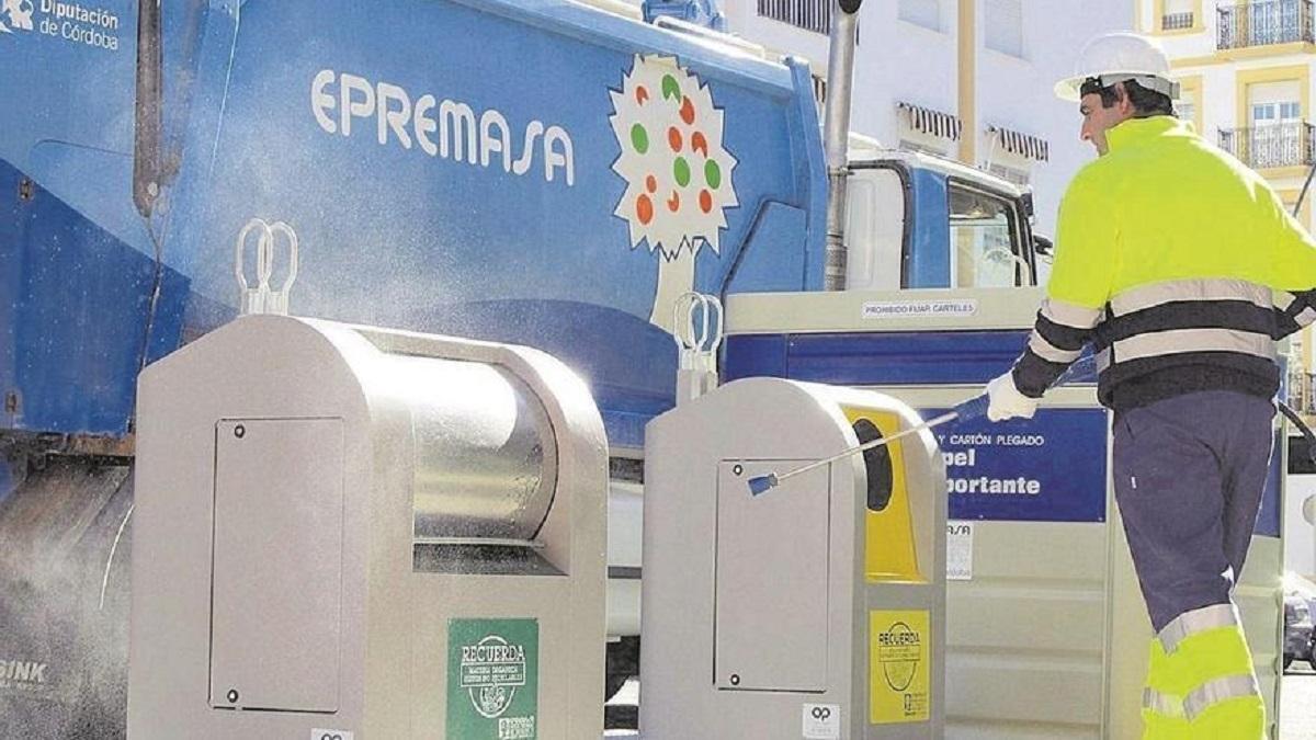 Un empleado de Epremasa trabaja en la limpieza de contenedores soterrados.