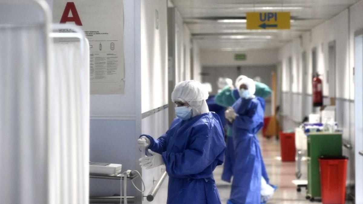 Sanitarias en el hospital Reina Sofía se protegen contra la covid.