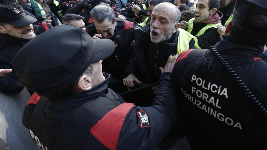 Momentos de tensión en el intento de entrada por la fuerza de los agricultores al Parlamento de Navarra