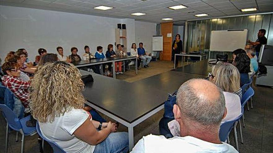 Integrantes de Afibe en una reunión celebrada en el Centro Cívico y Social.