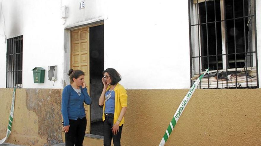 Un enfermo mental quema su casa y profiere amenazas de muerte