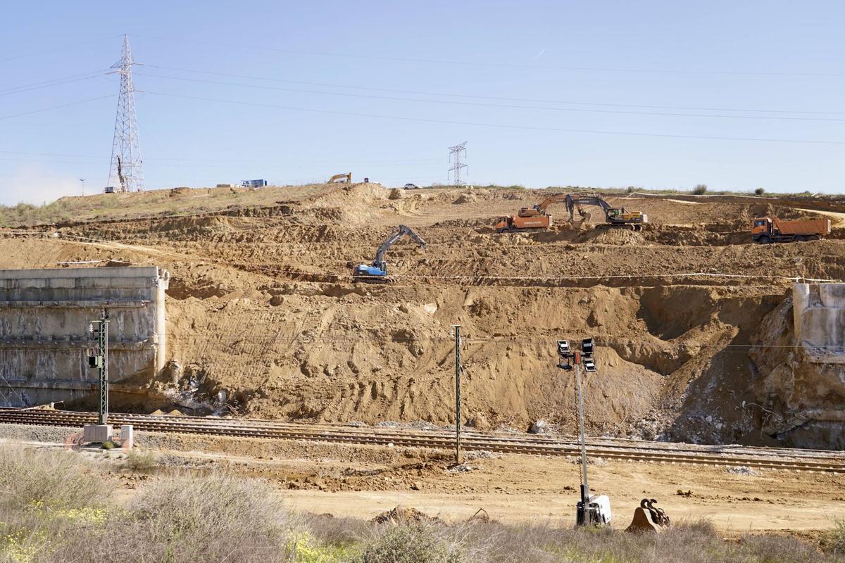 Trabajos de recuperación de la línea de alta velocidad afectada por un desprendimiento en Álora.