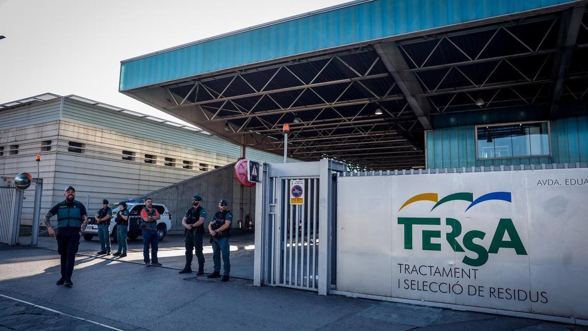 Agentes de la Guardia Civil en la entrada de la incineradora de residuos de Tersa, en Sant Adrià de Besòs.