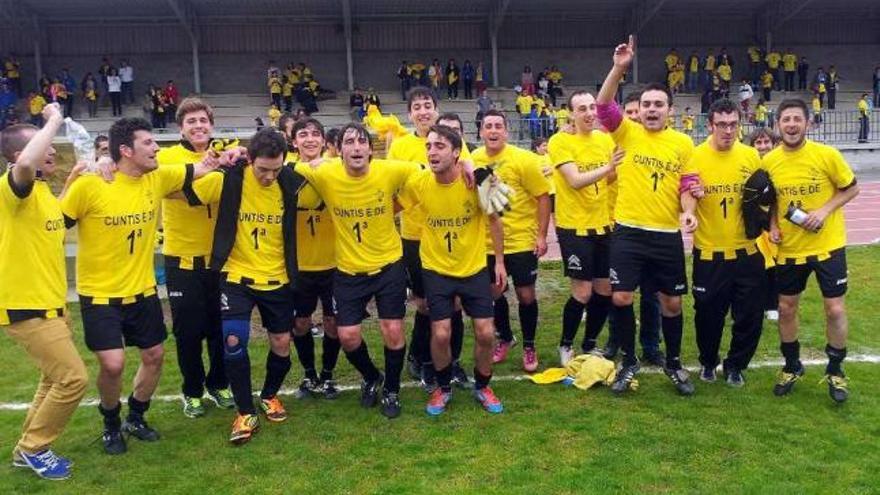 Los jugadores del Cuntis celebran el ascenso a Primera Autonómica. // Rafa Vázquez