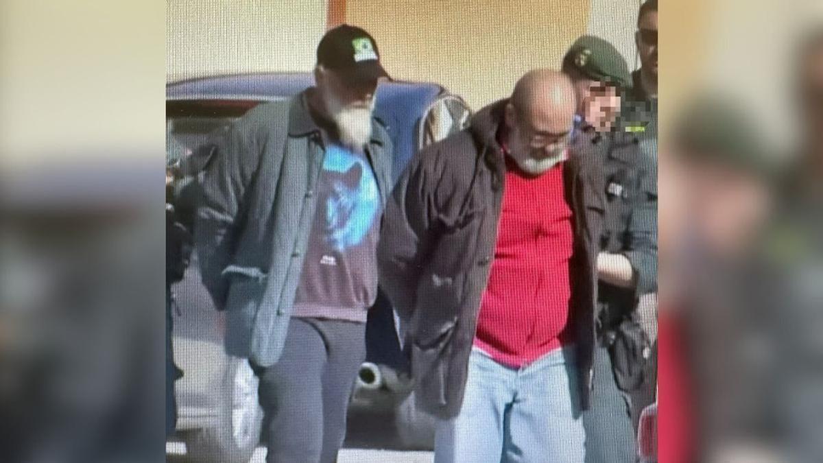 Los dos hermanos, tras ser detenidos.