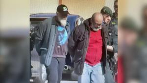 Los dos hermanos, tras ser detenidos.