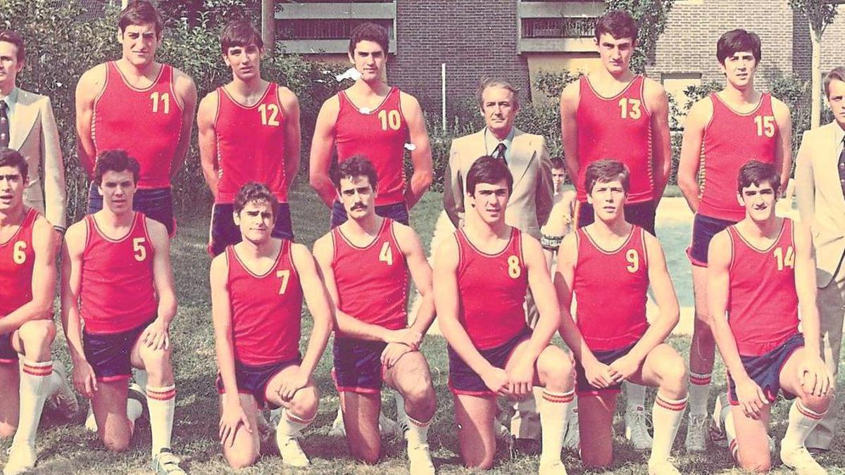 Los componentes de la selección española de baloncesto que participaron en el torneo júnior.