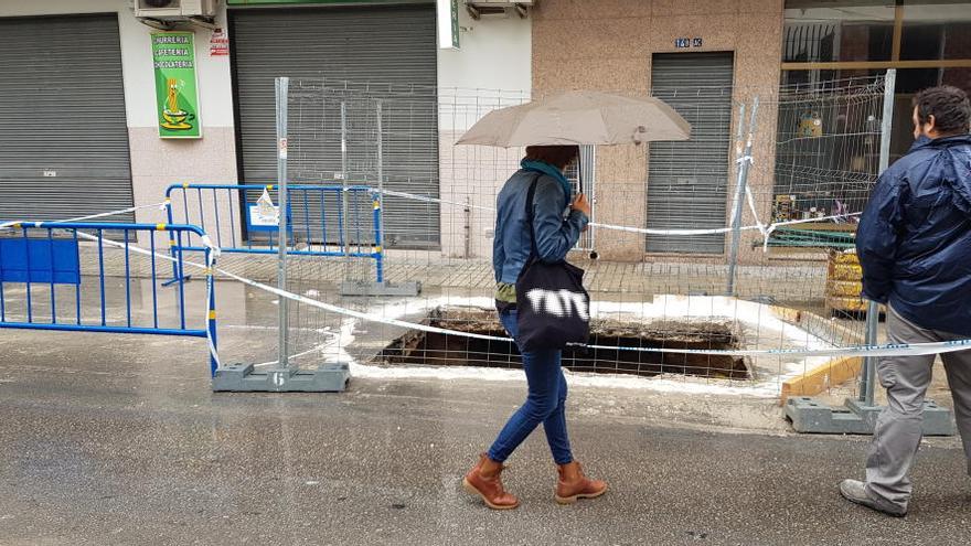 Socavón aparecido en la calle Ferriz