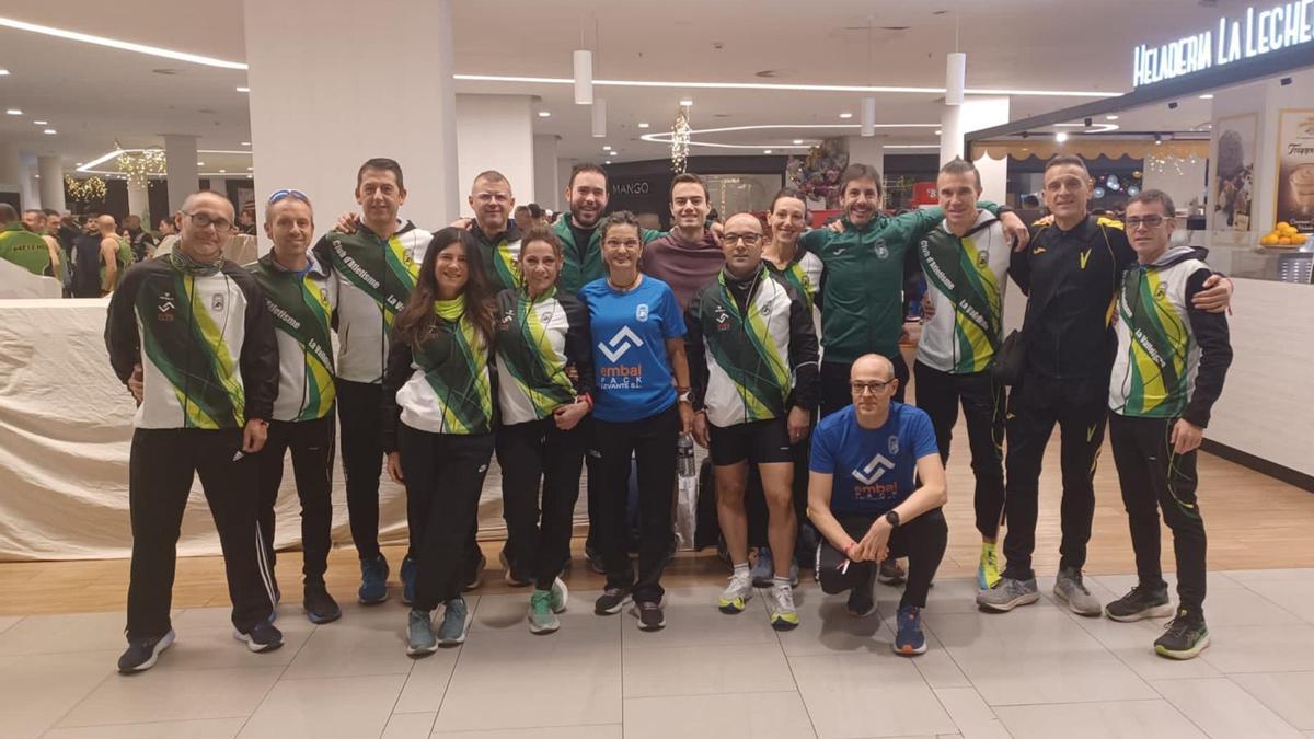 Los y las atletas del CA la Valldigna que corrieron la Maratón de Valencia