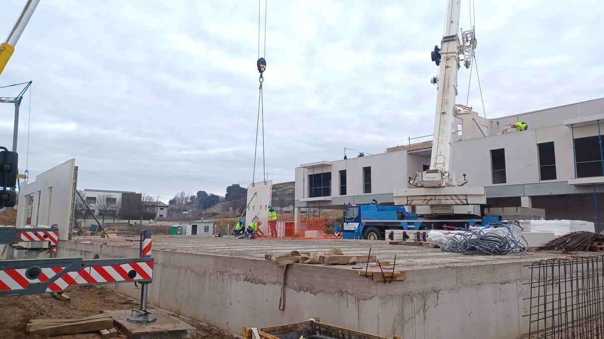 Operaris treballant dimecres en un dels dos blocs que es fan a Gironella, d’un model constructiu industrialitza