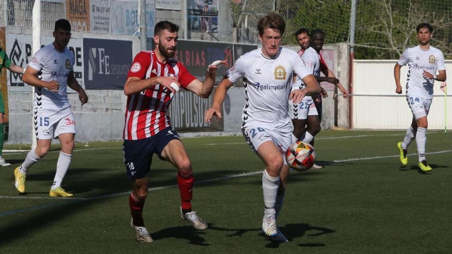 Abel presiona a un rival en una acción de un partido de la pasada temporada.