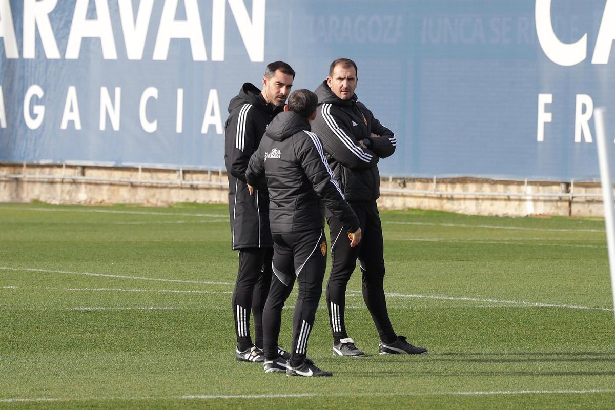 Sellés dialoga con sus ayudantes durante el entrenamiento de este domingo en la Ciudad Deportiva.