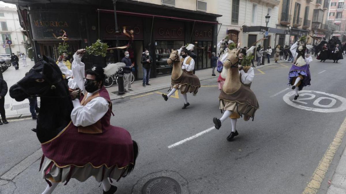 Cossiers, cavallets y Cavallers de Sant Jordi desfilando. | M.MIELNIEZUK