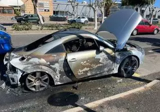 Arde un coche frente al Centro Comercial Atlántico en Vecindario