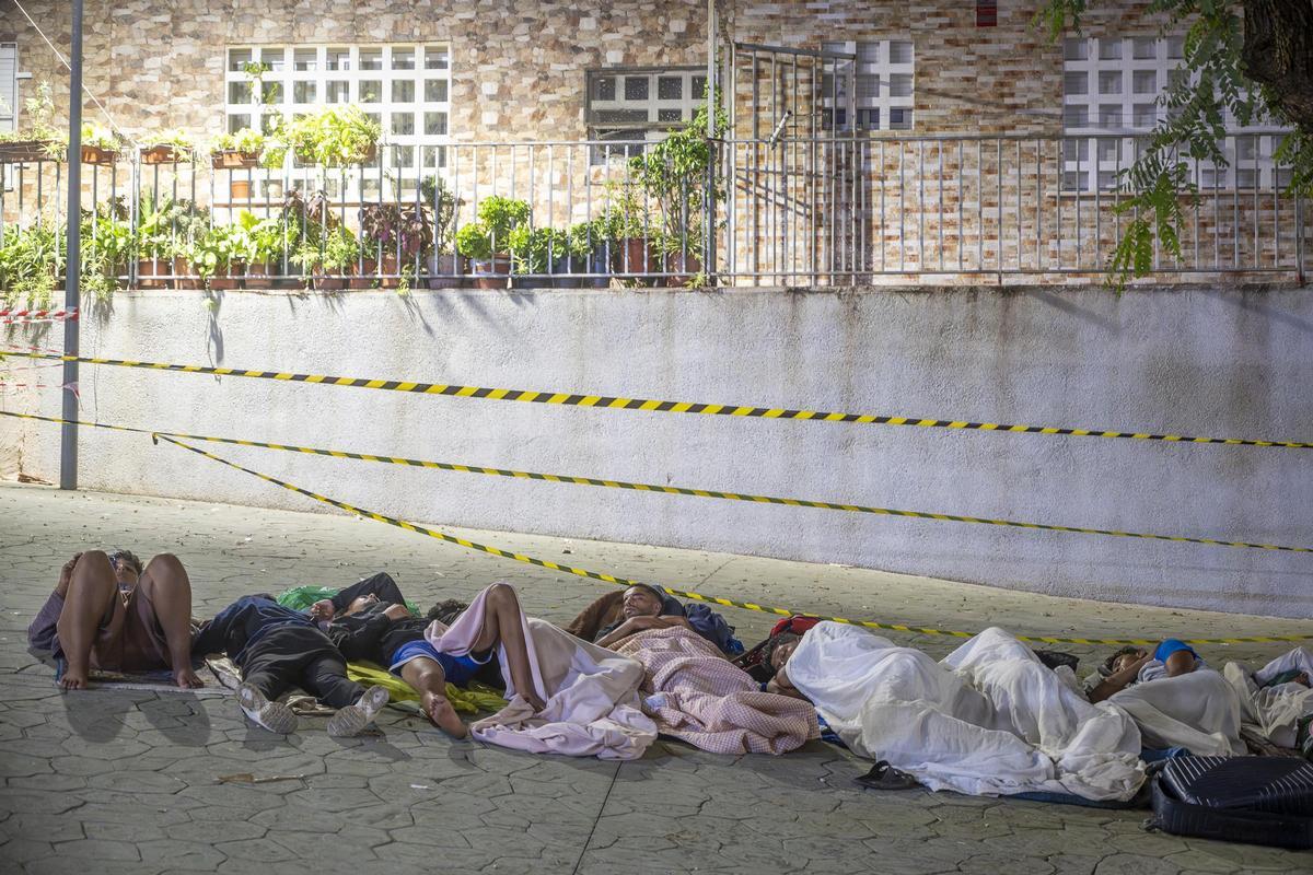 Decenas de migrantes siguen durmiendo en los alrededores de Loma Colmenar (Ceuta) Decenas de migrantes siguen durmiendo en los alrededores de Loma Colmenar (Ceuta)