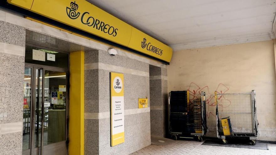 Correos amplía horarios en sus oficinas y contrata a 4.000 personas para agilizar el voto por correo