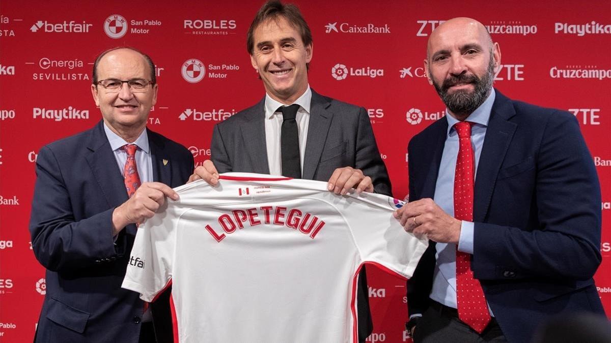 Castro, presidente del Sevilla, Lopetegui, nuevo técnico, y Monchi, director deportivo, en Sevilla.