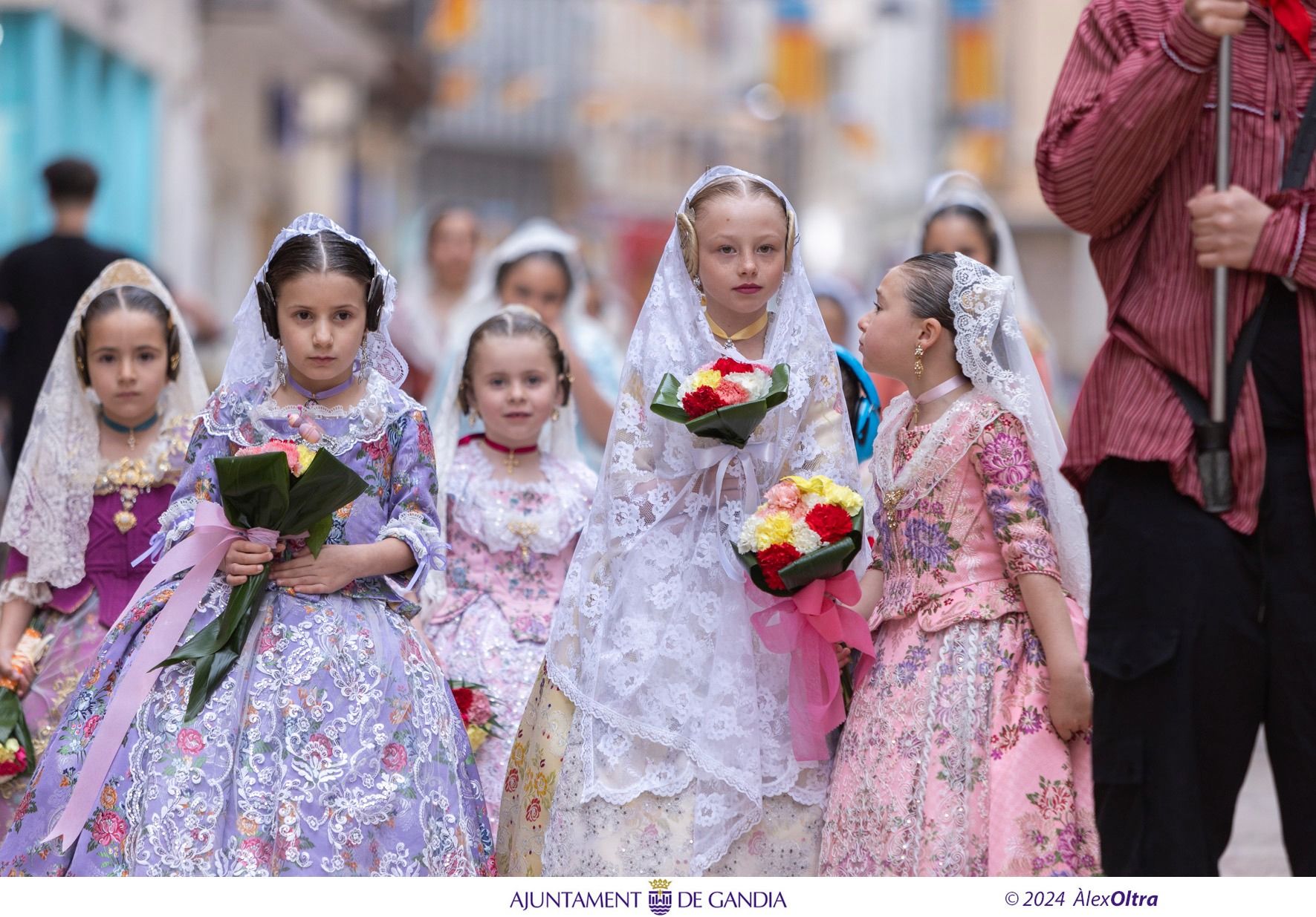 Bellas imágenes de la Ofrenda de las Fallas de Gandia