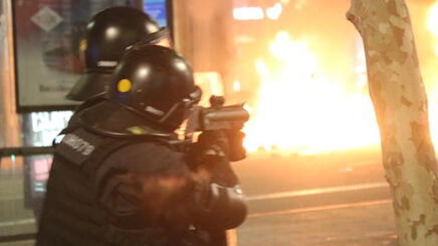 Un agent dels Mossos d&#039;Esquadra dispara una bala de foam en el marc dels aldarulls per l&#039;empresonament del cantant Pablo Hasel el 16 de febrer del 2021 a Barcelona