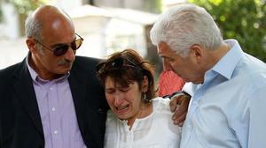 Els pares d’Amy s’ensorraven al veure tots els records que els fans han deixat en la seva memòria a les portes de casa seva.