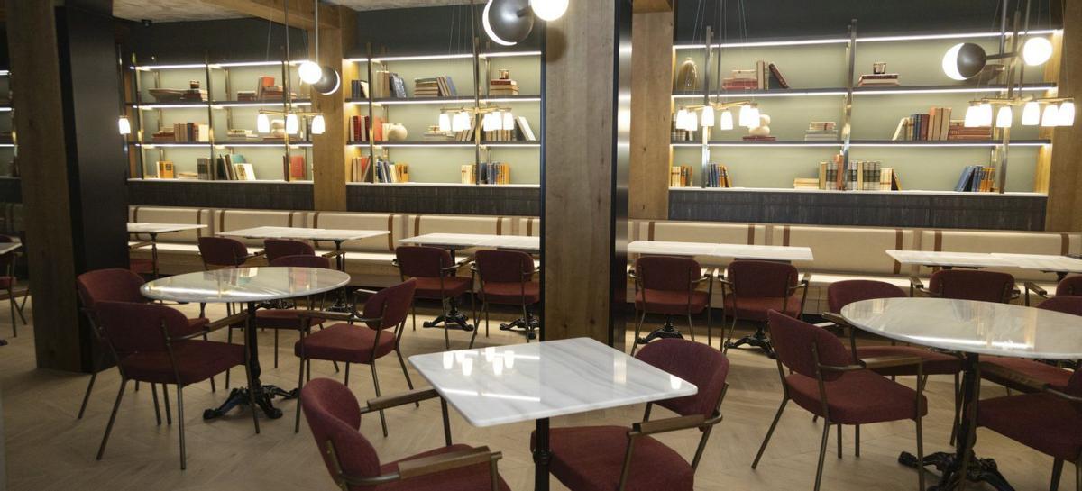 Jesús García Rojo, fundador del grupo Amicalia, delante del restaurante A Mundiña. |  Casteleiro